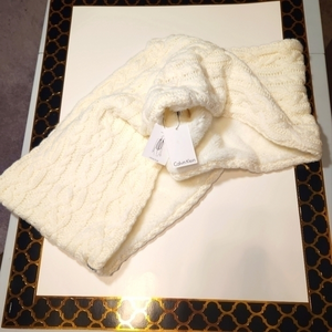 NWT CALVIN KLEIN Cozy Infinity‎ Knit Loop Faux Fur Scarf Sz: OS. Great Gift